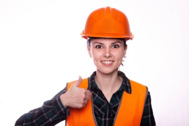 Genç bayan miğferli inşaatçı