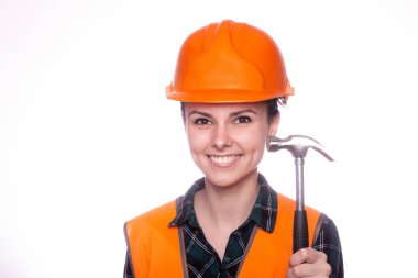 Miğferli genç bir kız işçi elinde bir çekiç tutuyor.