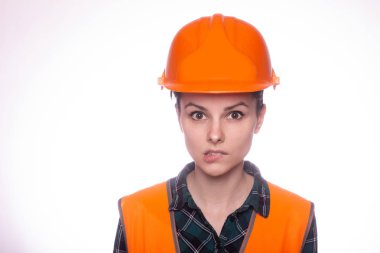 Genç bayan miğferli inşaatçı