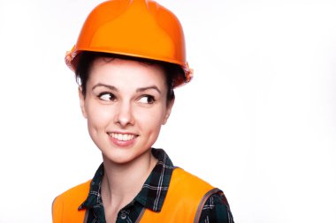 Genç bayan miğferli inşaatçı