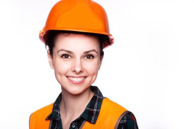 Genç bayan miğferli inşaatçı