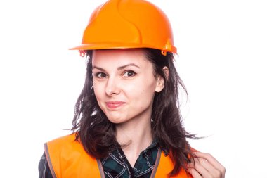 Genç bayan miğferli inşaatçı