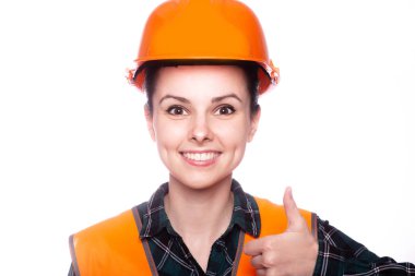 Genç bayan miğferli inşaatçı