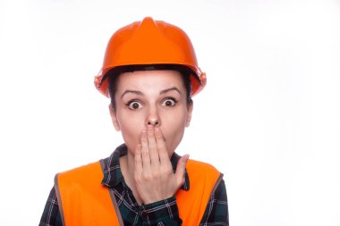 Genç bayan miğferli inşaatçı