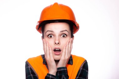 Genç bayan miğferli inşaatçı