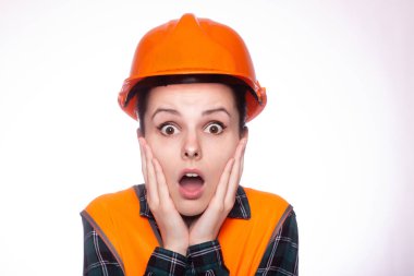 Genç bayan miğferli inşaatçı