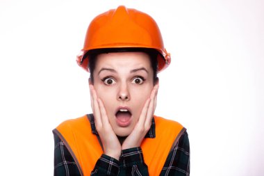 Genç bayan miğferli inşaatçı