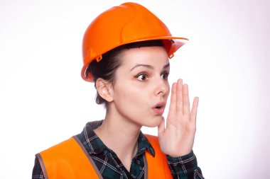 Genç bayan miğferli inşaatçı