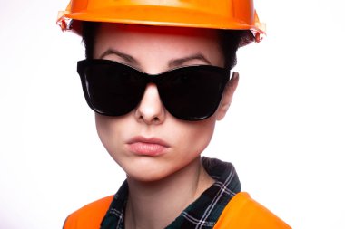 Güneş gözlüklü çekici bir genç kadın inşaatçı.