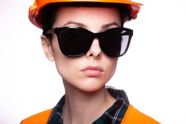 Güneş gözlüklü çekici bir genç kadın inşaatçı.