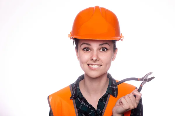 Mooi Jong Meisje Werknemer Een Helm Houdt Tang Haar Hand — Stockfoto