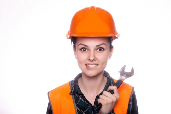 Die Schöne Junge Arbeiterin Mit Helm Hält Einen Schraubenschlüssel Der — Stockfoto