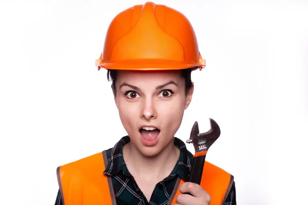 Bela Jovem Trabalhador Capacete Segura Sua Mão Uma Chave Inglesa — Fotografia de Stock