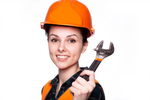 Bela Jovem Trabalhador Capacete Segura Sua Mão Uma Chave Inglesa — Fotografia de Stock