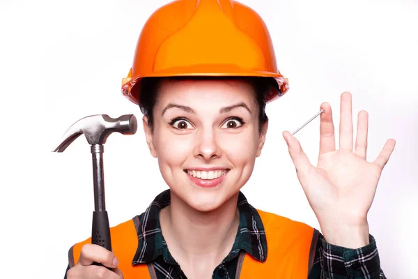 Bela Jovem Trabalhador Capacete Construção Mantém Martelo Unhas Mão — Fotografia de Stock