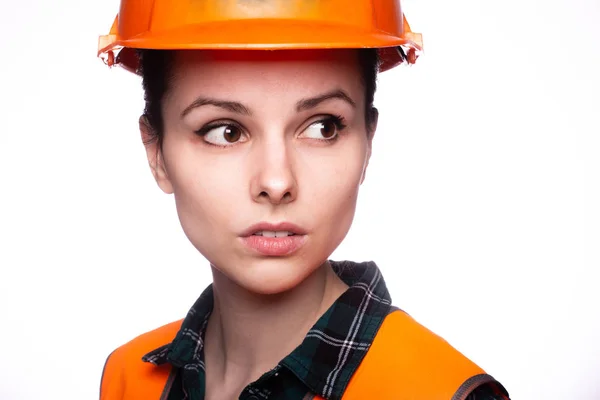 Ung Kvinne Som Bygger Hard Hatt – stockfoto