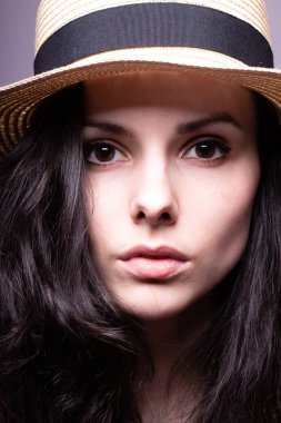 Şapka portresindeki güzel kız.