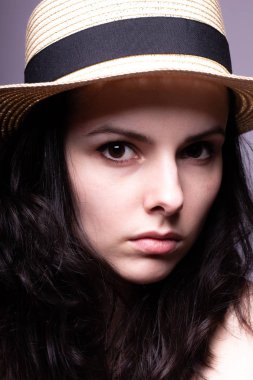 Şapka portresindeki güzel kız.