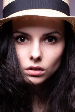 Şapka portresindeki güzel kız.