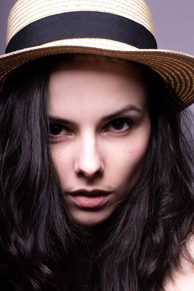 帽子のポートレートスタジオの美しい女の子 — ストック写真