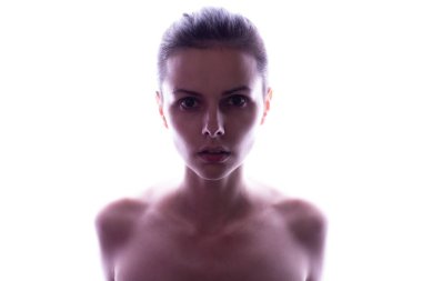 Güzel genç kız portresi, beyaz arkaplan