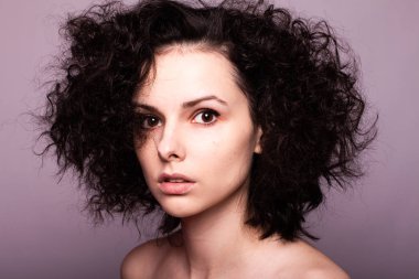 Güzel kıvırcık kız yakın plan portresi