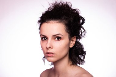 Güzel kıvırcık kız yakın plan portresi