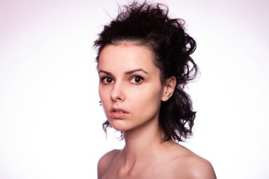 Güzel kıvırcık kız yakın plan portresi