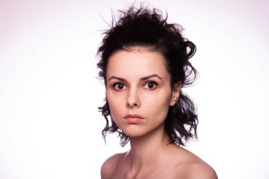 Güzel kıvırcık kız yakın plan portresi