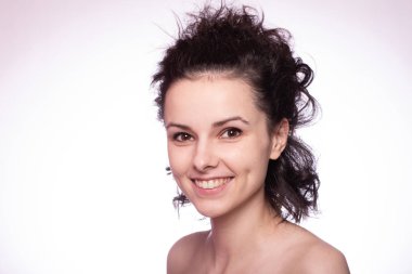 Güzel kıvırcık kız yakın plan portresi