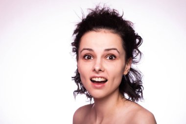 Güzel kıvırcık kız yakın plan portresi