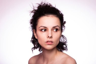 Güzel kıvırcık kız yakın plan portresi