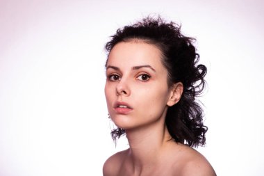 Güzel kıvırcık kız yakın plan portresi