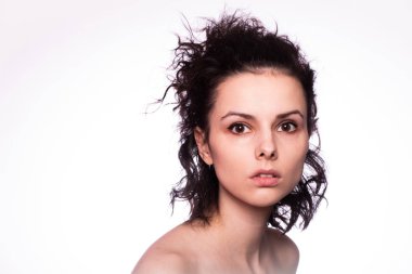 Güzel kıvırcık kız yakın plan portresi