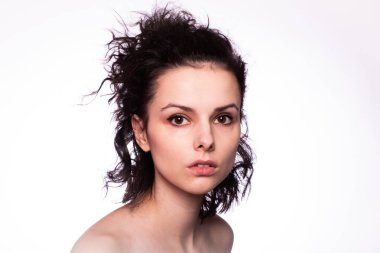 Güzel kıvırcık kız yakın plan portresi