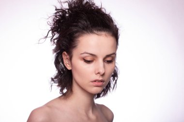 Güzel kıvırcık kız yakın plan portresi