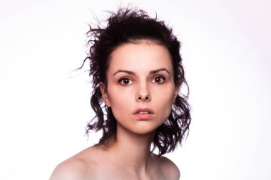 Güzel kıvırcık kız yakın plan portresi