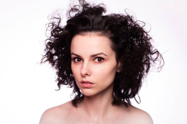 Güzel kıvırcık kız yakın plan portresi