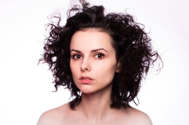 Güzel kıvırcık kız yakın plan portresi