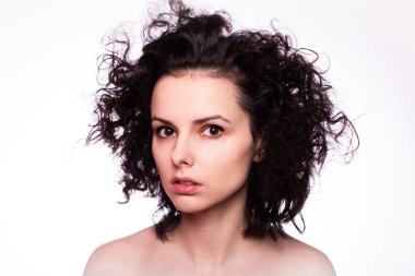 Güzel kıvırcık kız yakın plan portresi