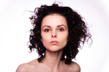 Güzel kıvırcık kız yakın plan portresi