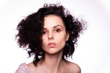 Güzel kıvırcık kız yakın plan portresi