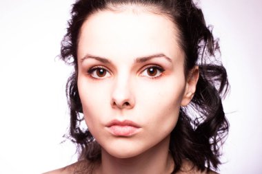 Güzel kıvırcık kız yakın plan portresi