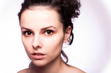 Güzel kıvırcık kız yakın plan portresi