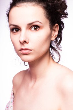 Güzel kıvırcık kız yakın plan portresi