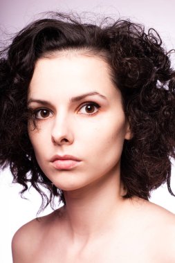 Güzel kıvırcık kız yakın plan portresi