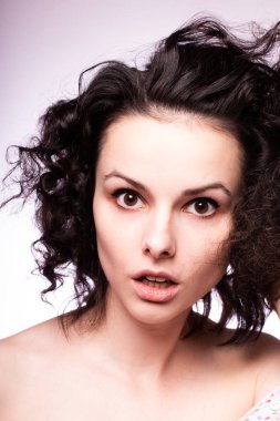 Güzel kıvırcık kız yakın plan portresi