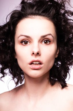 Güzel kıvırcık kız yakın plan portresi