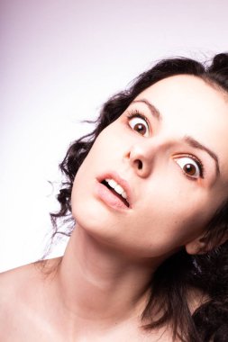 Güzel kıvırcık kız yakın plan portresi