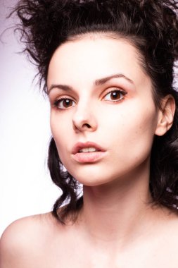 Güzel kıvırcık kız yakın plan portresi